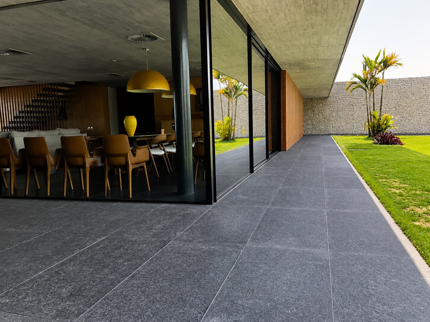 Đá Basalt lát sân vườn