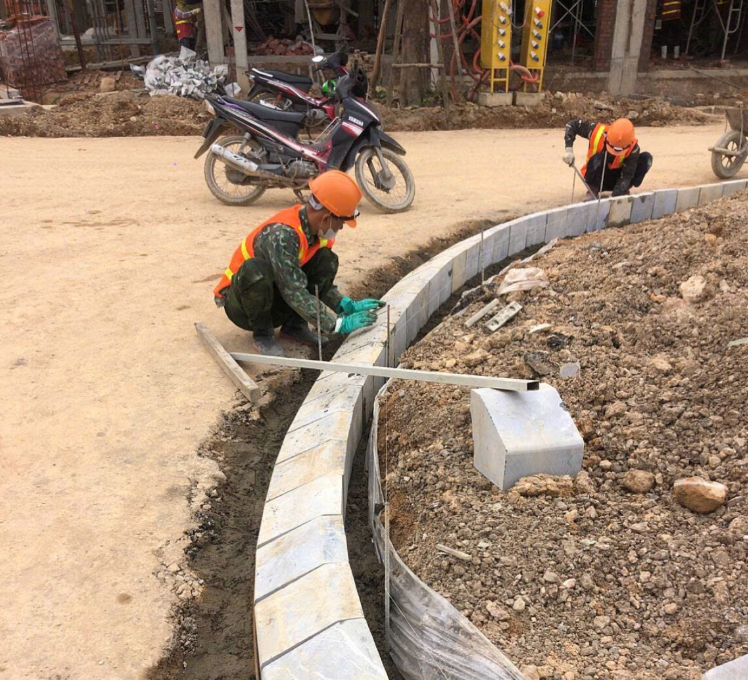 Công tác lắp đặt đá bó vỉa được triển khai ngay khi có mặt bằng để hoàn thiện hạ tầng cảnh quan.