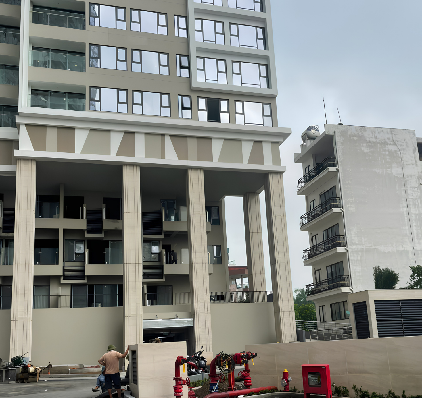 Leostone thực hiện đa dạng phạm vi thi công, trong đó có hạng mục ốp đá các trụ cột thuộc khối đế dự án