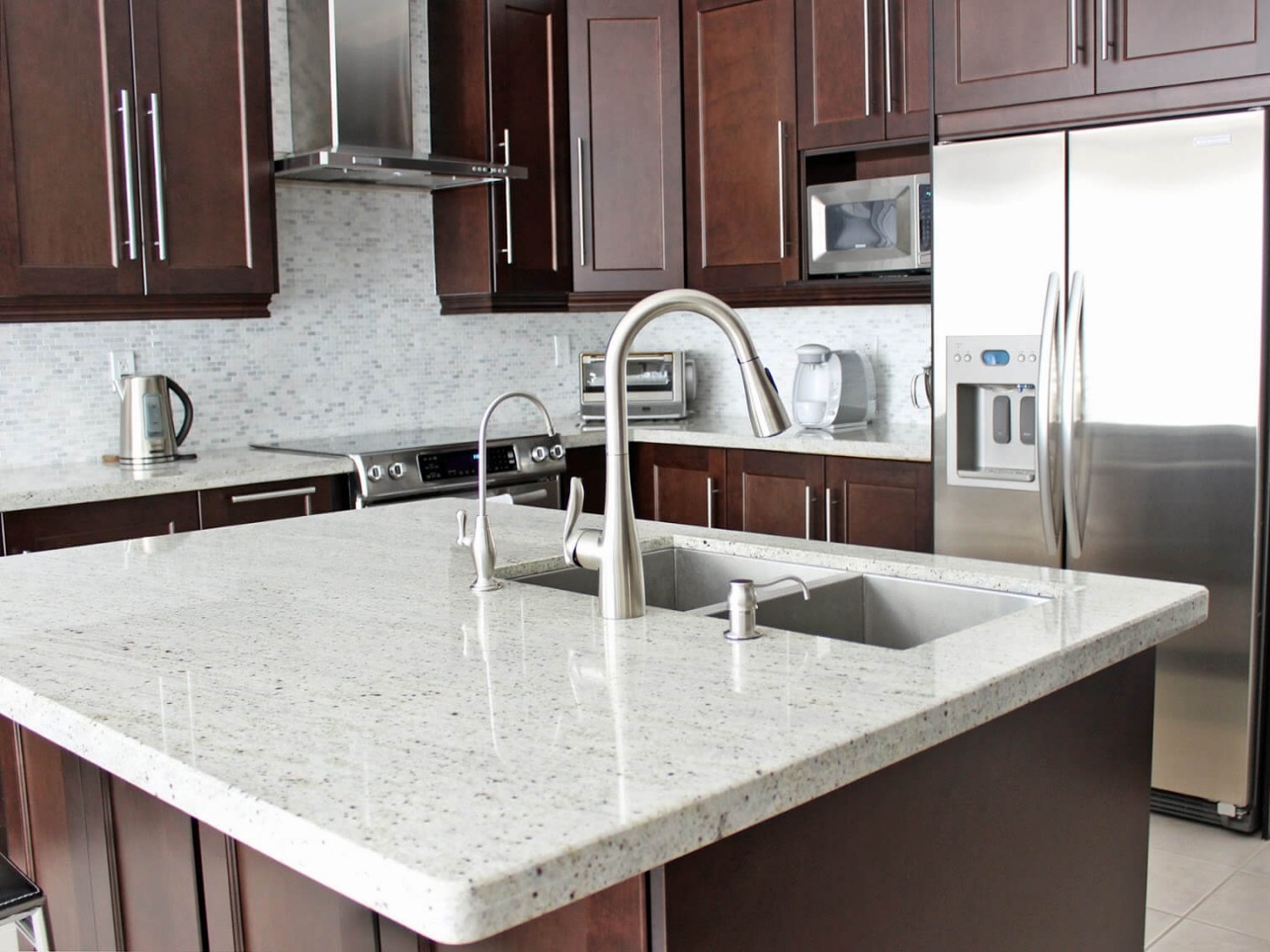 Đá Granite màu trắng cho không gian bếp