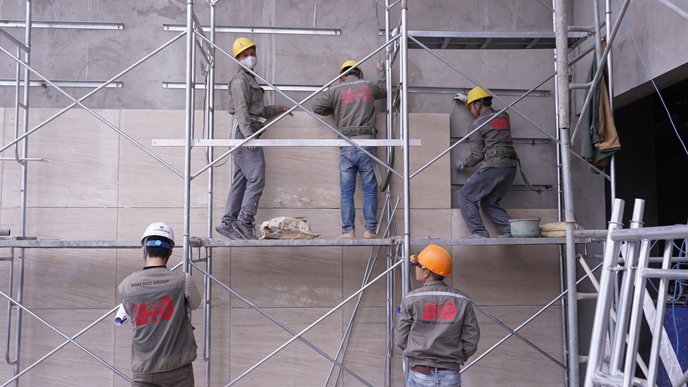 Hình ảnh minh họa: Đội ngũ thi công đá ốp lát Leostone tính toán số lượng slab đá hạn chế hao hụt vật tư