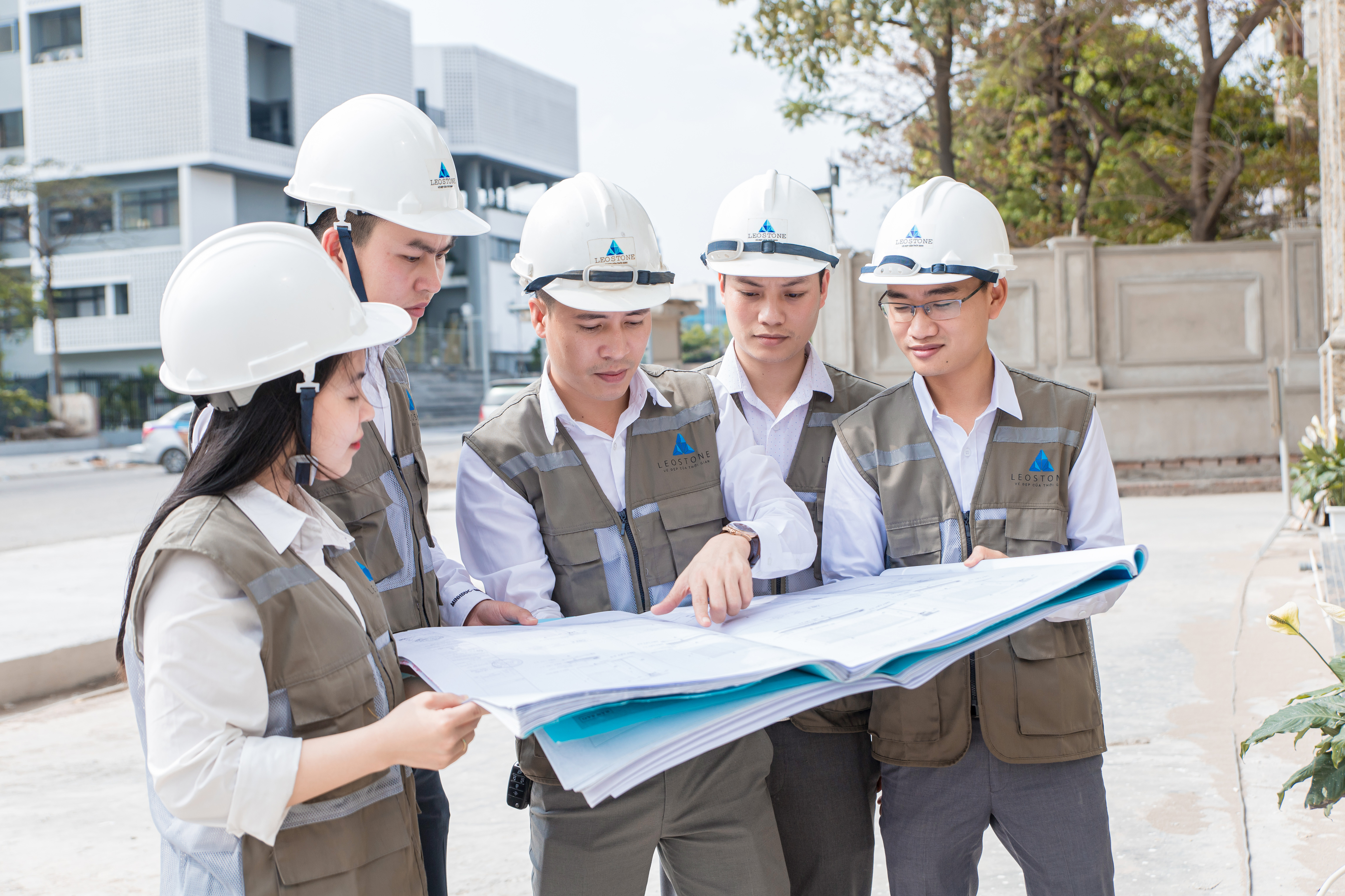 Đội ngũ Leostone nghiên cứu Shop Drawing trước khi tiến hành tính slab đá 