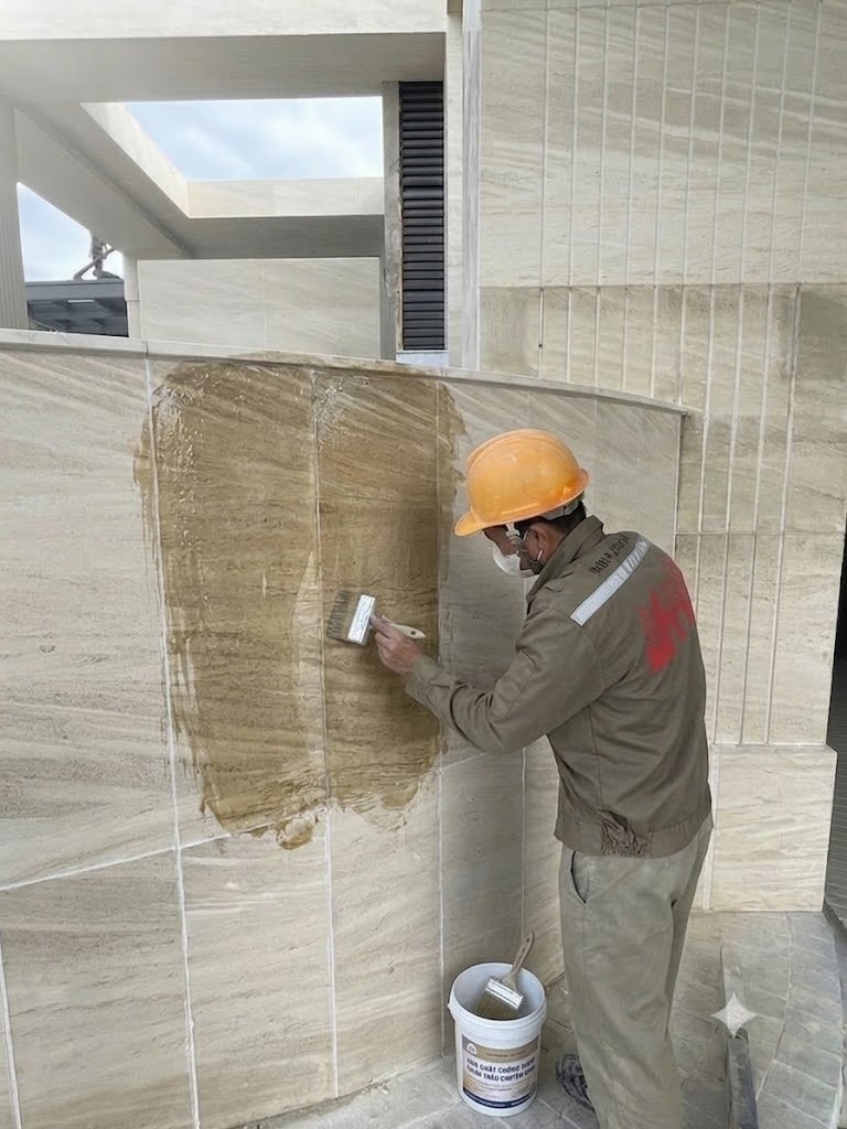 Thực hiện chống thấm đá định kỳ giúp bề mặt đá bền đẹp hơn